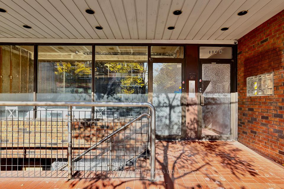 894 College Street, Toronto C01, ON M6H 1A4