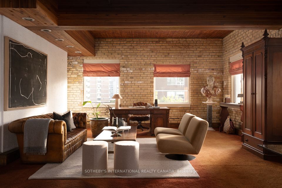 18 Gloucester Lane, Toronto C08, ON M4Y 1L5