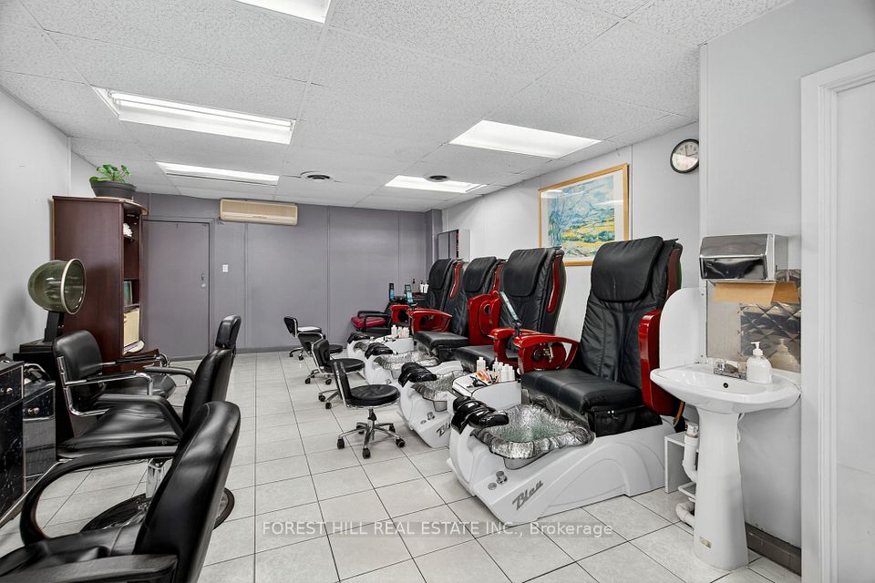 655 St Clair Avenue W, Toronto C02, ON M6C 1A7