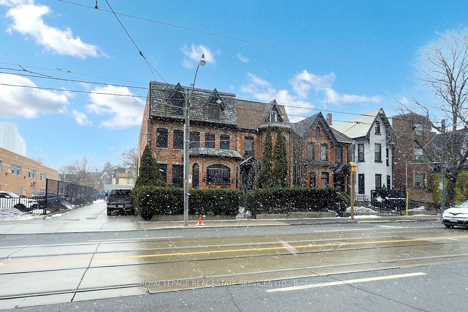 388 Parliament Street, Toronto C08, ON M5A 2Z7