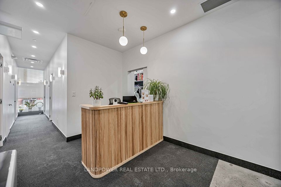 15 Wellesley Street W 220-221, Toronto C01, ON M4Y 0G7