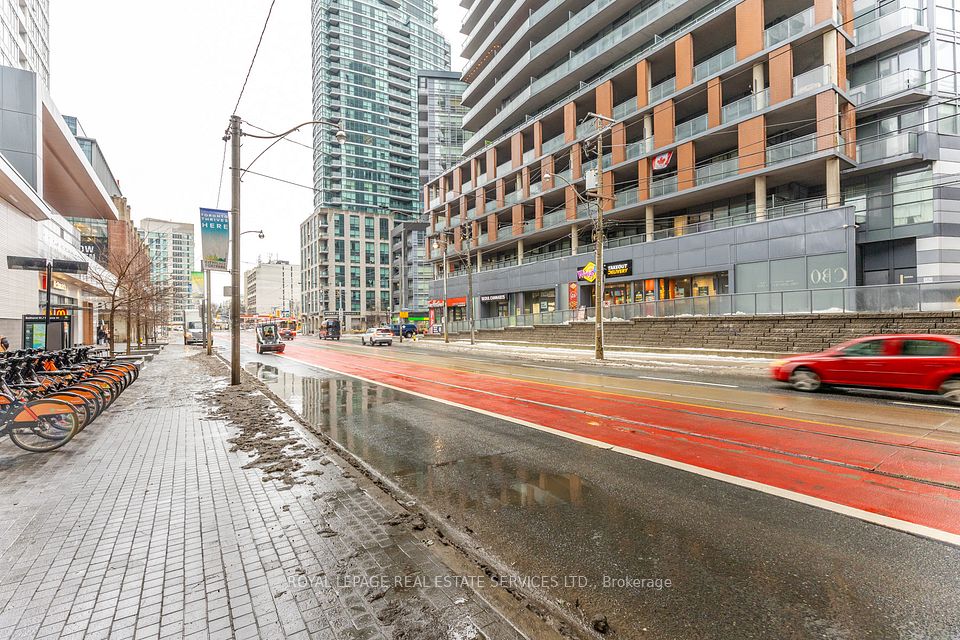 22 Bathurst Street 22B, Toronto C08, ON M5V 0G8