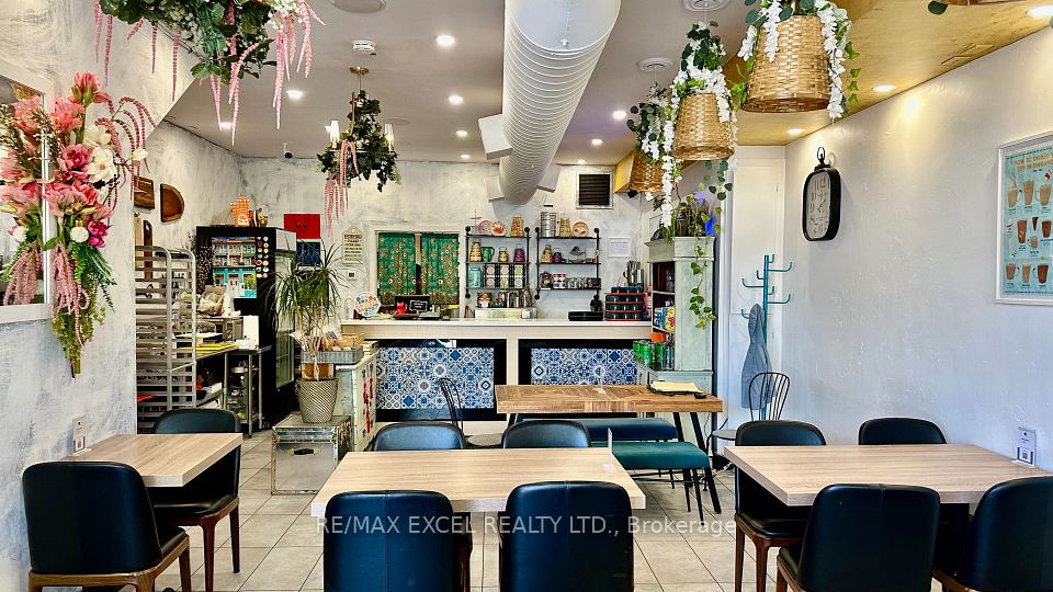 713 College St Street, Toronto C01, ON M6G 1C2