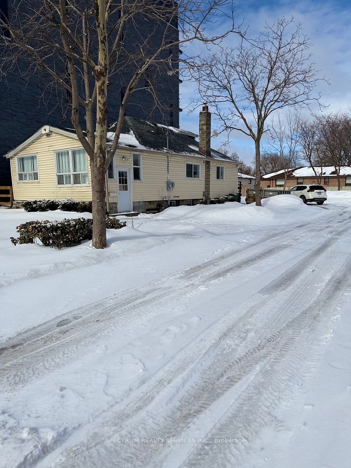 698 Sheppard Avenue W, Toronto C06, ON M3H 2S6