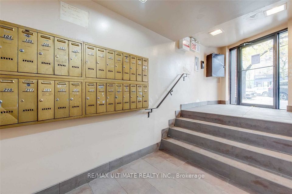 677 College Street, Toronto C01, ON M6G 1B9