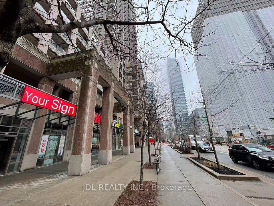 925 Bay Street R1A, Toronto C01, ON M5S 3L4