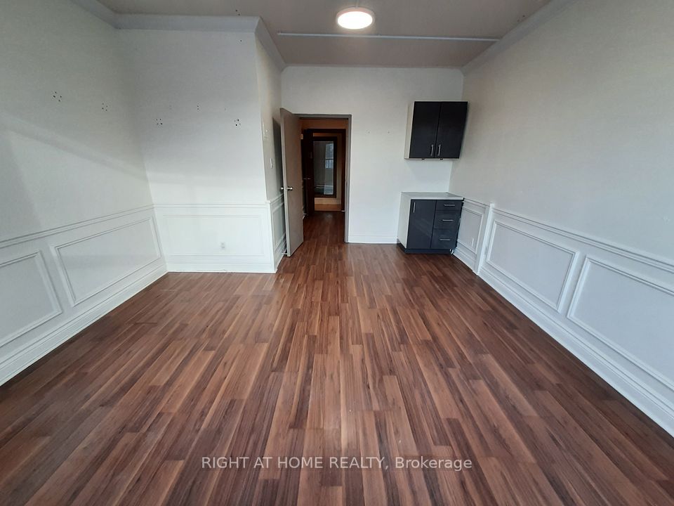 1977 Avenue Road 201, Toronto C04, ON M5M 4A3