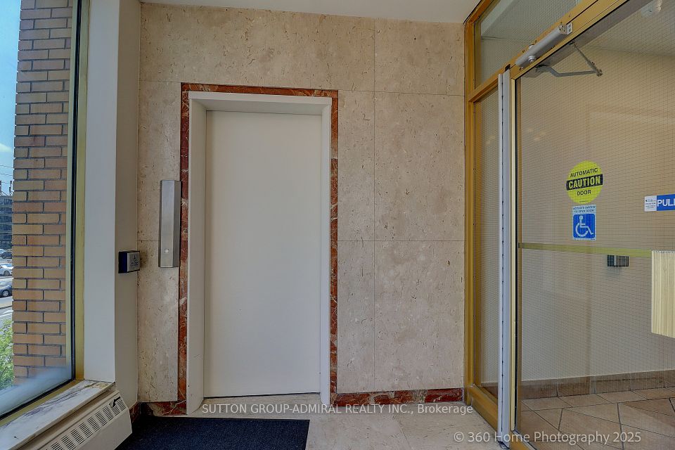 4949 Bathurst Street 206, Toronto C07, ON M2R 1Y1