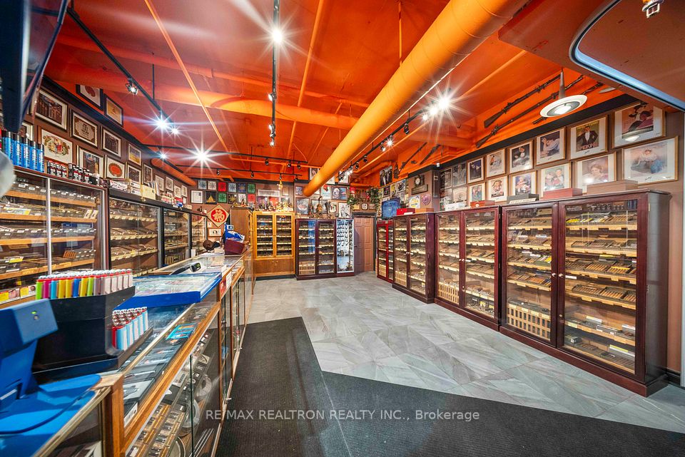 85 McCaul Street N, Toronto C01, ON M5T 2W7