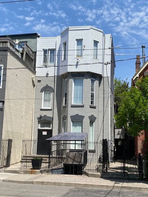 206 Carlton Street, Toronto C08, ON M5A 2L1