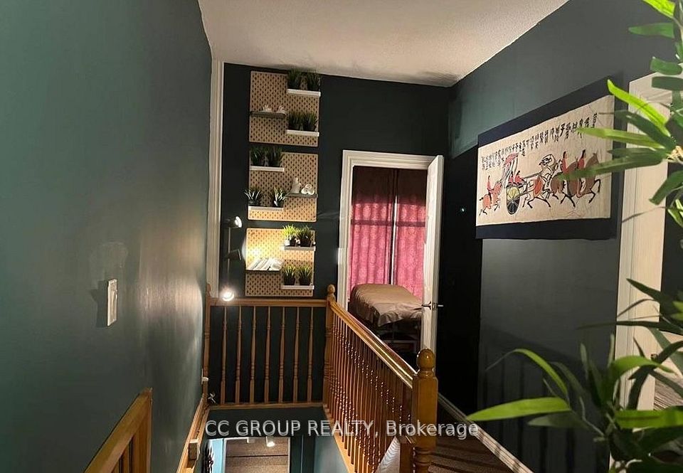 2469 Yonge Street, Toronto C10, ON M4P 1Y2