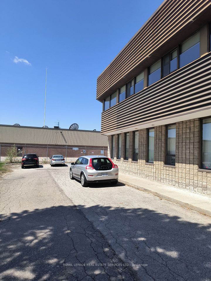 12 Upjohn Road 2A, Toronto C13, ON M3B 2V9