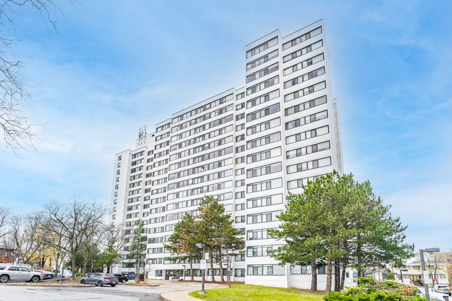 3000 Bathurst Street 706, Toronto C04, ON M6B 3B4