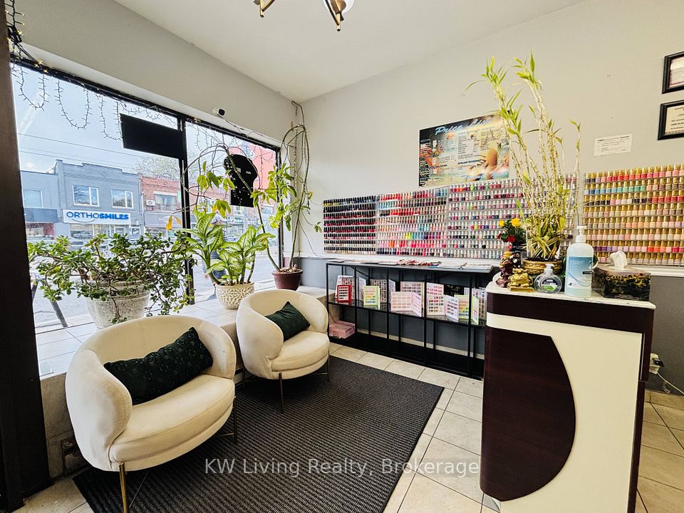 694 St Clair Avenue W, Toronto C02, ON M6C 1B1