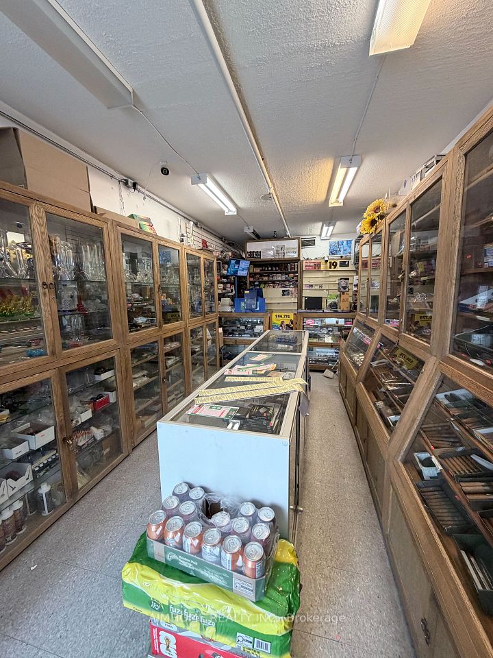 5429 Yonge ST Street, Toronto C14, ON M2N 5R6