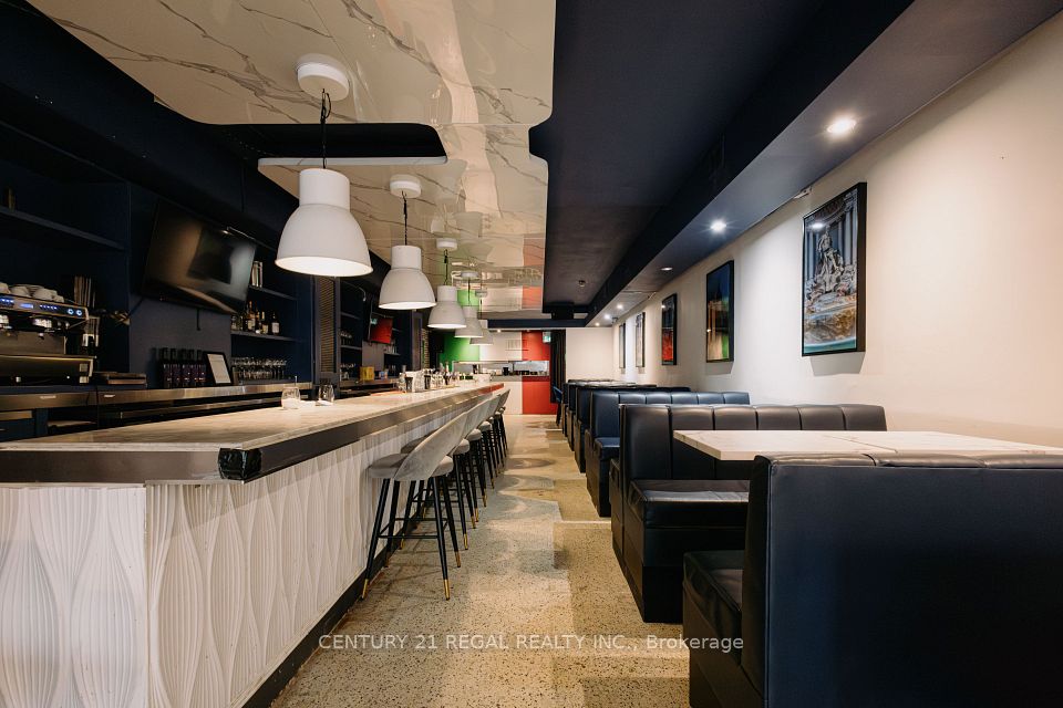 656 College Street, Toronto C01, ON M6G 1B8