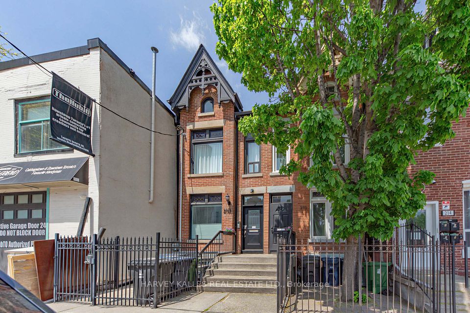 210 Gerrard Street E, Toronto C08, ON M5A 2E6