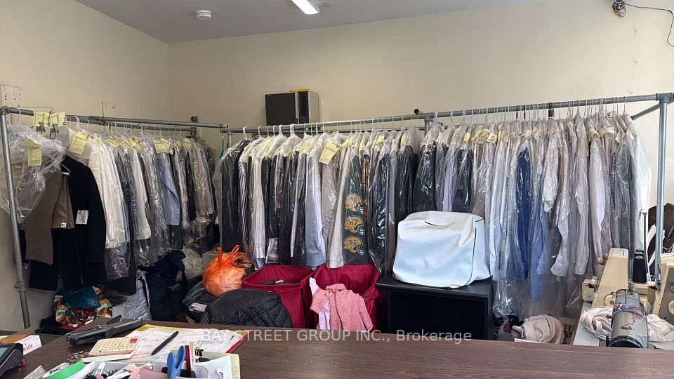 674 College Street, Toronto C01, ON M6G 1B8