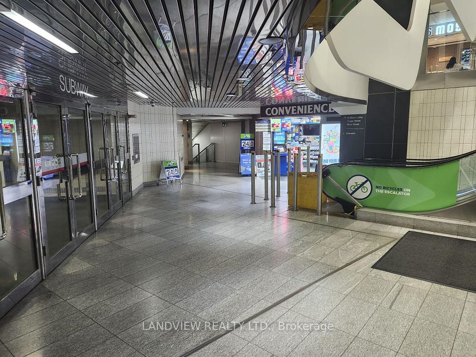 33 Bloor Street E 12, Toronto C08, ON M4W 3H1