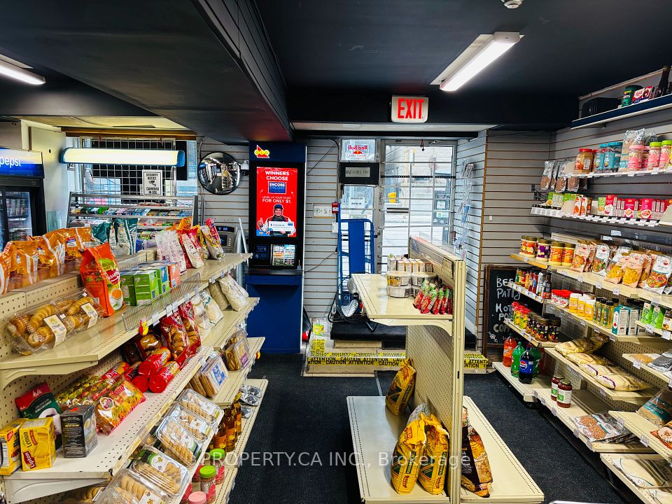 97 Carlton Street, Toronto, ON M5B 1M1
