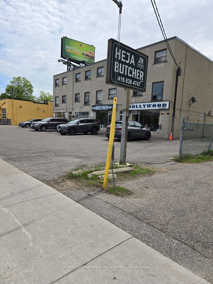 915-925 sheppard Avenue W, Toronto, ON M3T 2H7