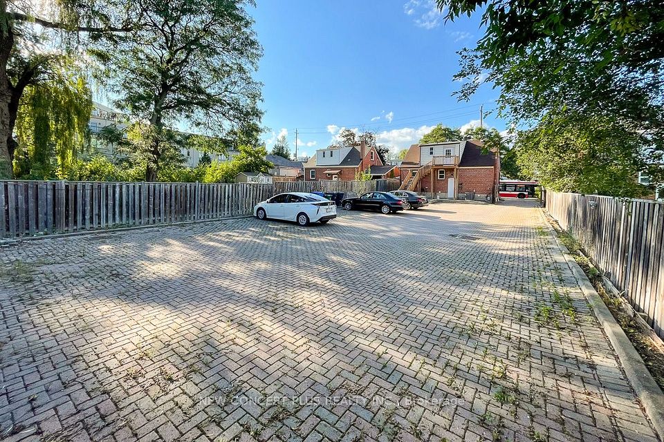 93 Finch Avenue E, Toronto, ON M2N 4R4
