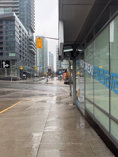 333 Bremner Boulevard, Toronto, ON M5V 3X9