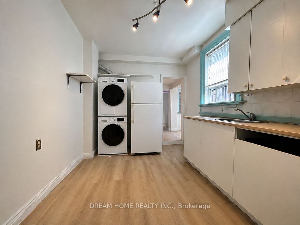 Att/Row/Townhouse at 107 Huron st Street, Toronto, ON M5T 2A9, Toronto C01