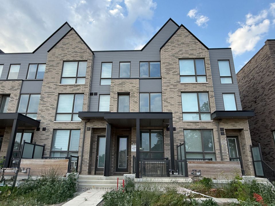 Att/Row/Townhouse at 46 Green Gardens Boulevard, Toronto, ON M5A 0E7, Toronto C04