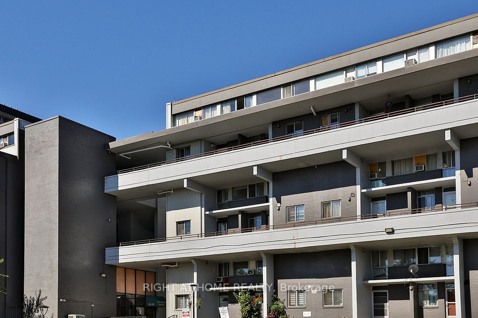 Condo Townhouse at 35 Sunny Glenway 302, Toronto, ON M3C 2Z5, Toronto C11