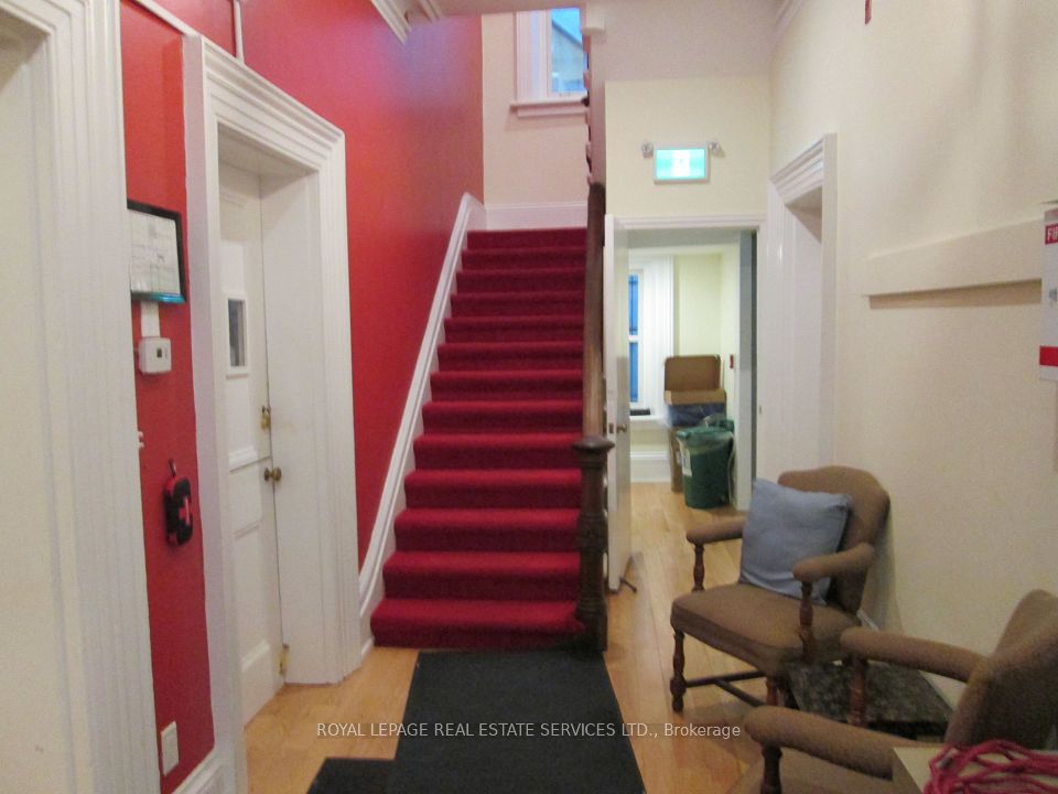 10 Trinity Square, Toronto, ON M5G 1B1