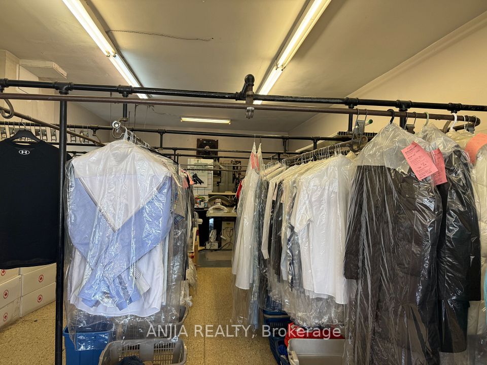 852 Sheppard Avenue W, Toronto, ON M3H 2T5