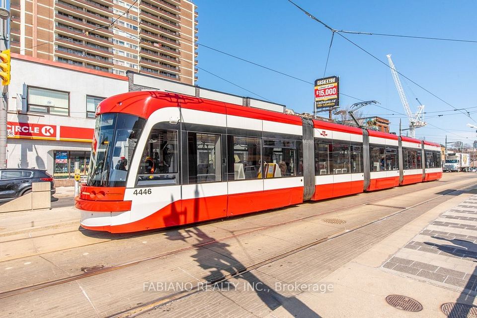 944 St Clair Avenue W, Toronto, ON M6E 2V1