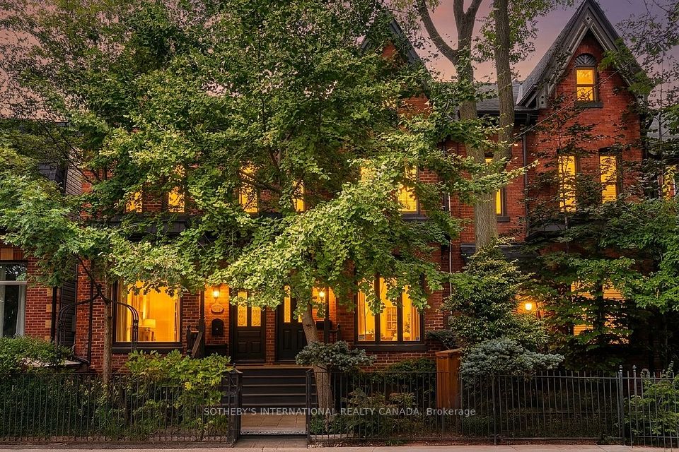 Att/Row/Townhouse at 140 Spruce Street, Toronto, ON M5A 2J5, Toronto C08