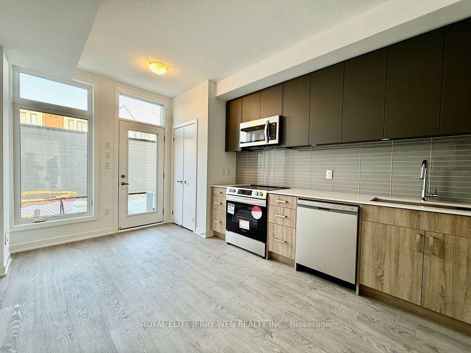 Att/Row/Townhouse at 16 Turtle Island Road, Toronto, ON M6A 0G2, Toronto C04
