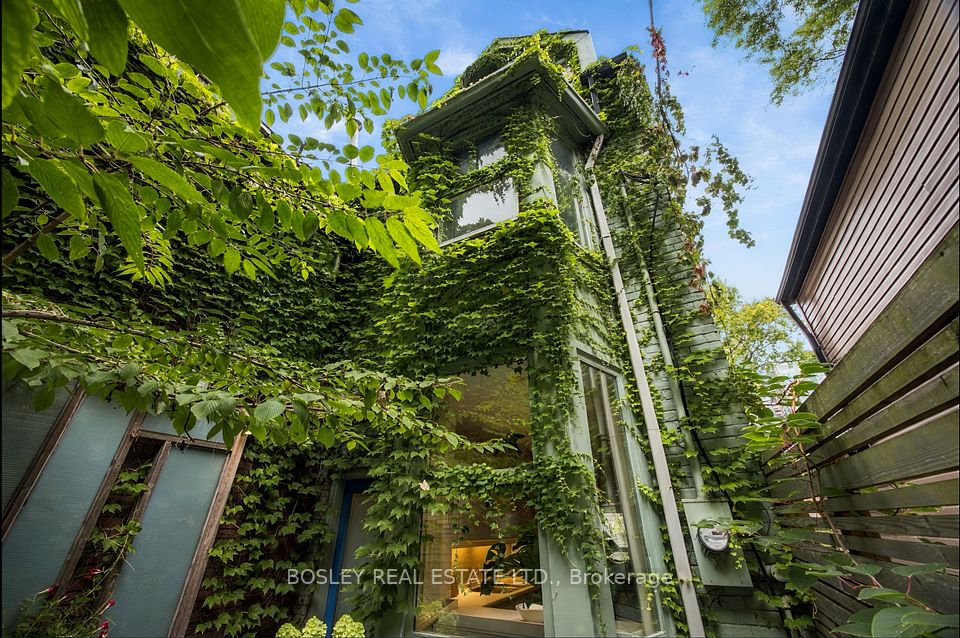 Att/Row/Townhouse at 33A Henry Street, Toronto, ON M5T 1W9, Toronto C01