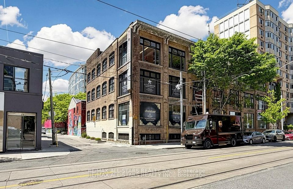 14 Mccaul Street, Toronto, ON M5T 1V6