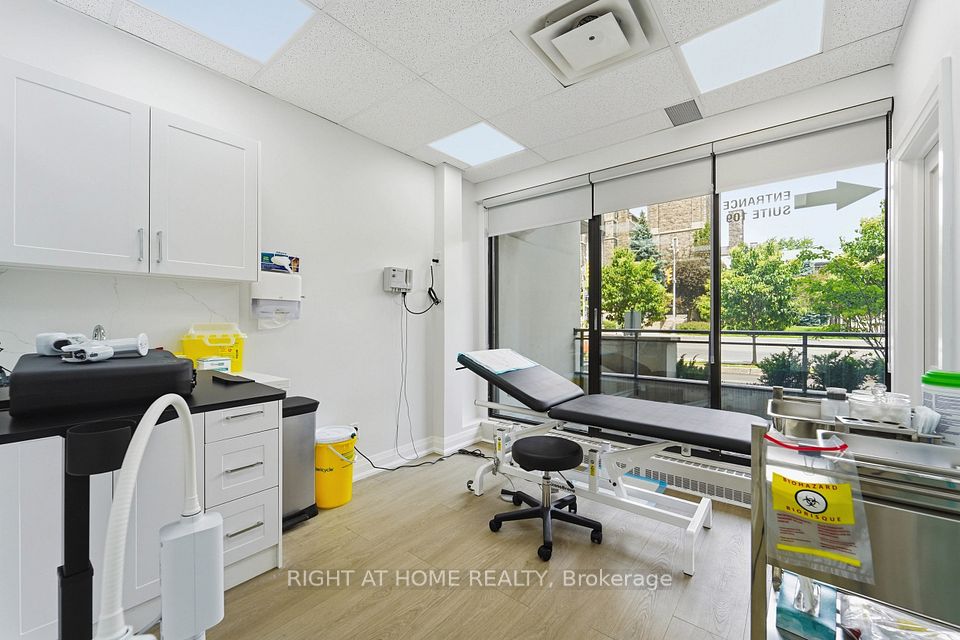 235 St Clair Avenue W 109, Toronto, ON M4V 1R4