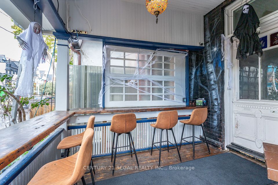 21 KENSINGTON Avenue, Toronto, ON M5T 2J8