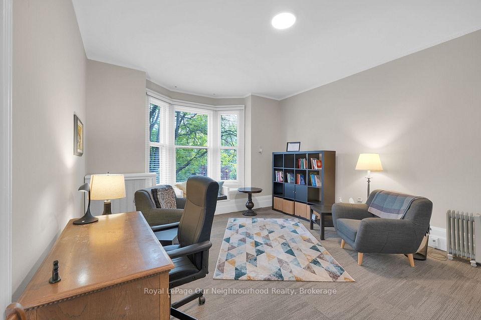 204 St. George Street 202, Toronto, ON M5R 2N5
