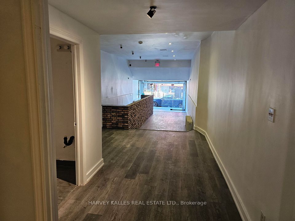 206 Augusta Avenue main, Toronto, ON M5T 2L6