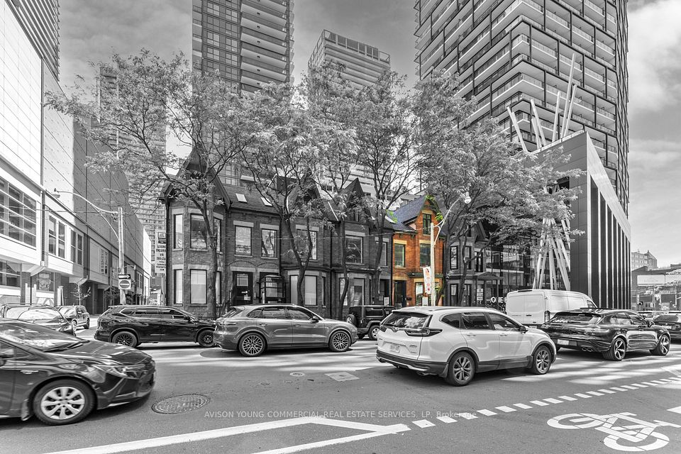 275 Richmond Street W, Toronto, ON M5V 1X1