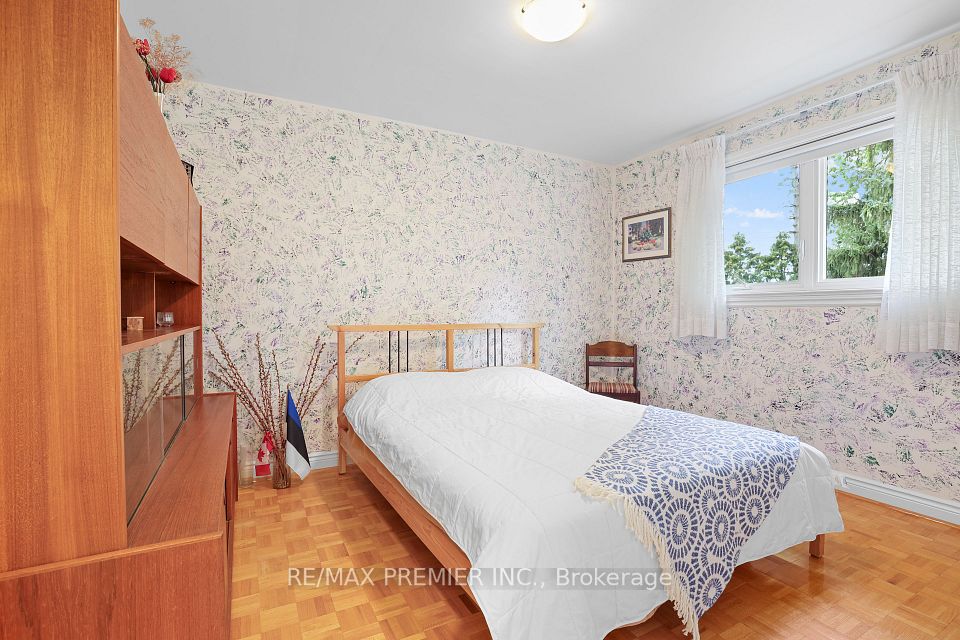 19 Temagami Court, Toronto, ON M2M 4E6 14