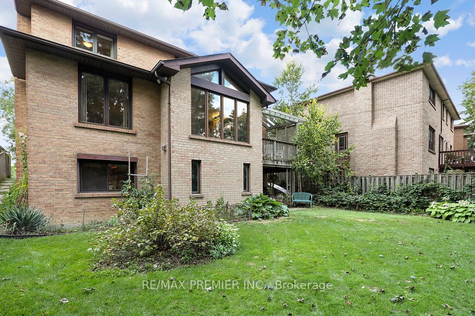 19 Temagami Court, Toronto, ON M2M 4E6 2