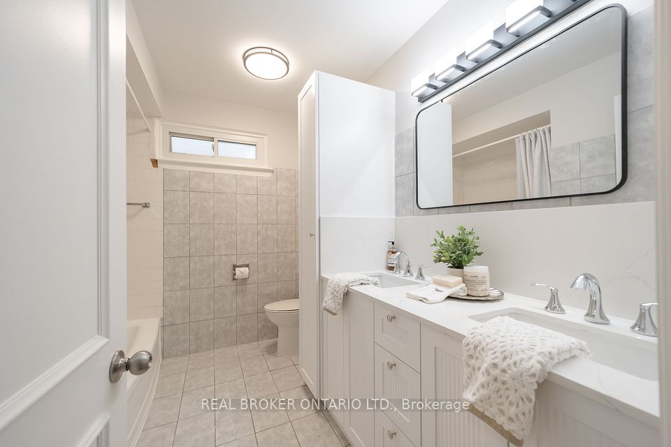 53 Kingslake Road, Toronto, ON M2J 3E4 19