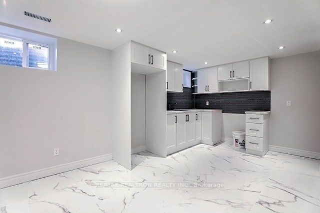 74 Aspenwood Drive, Toronto, ON M2H 2E9 17