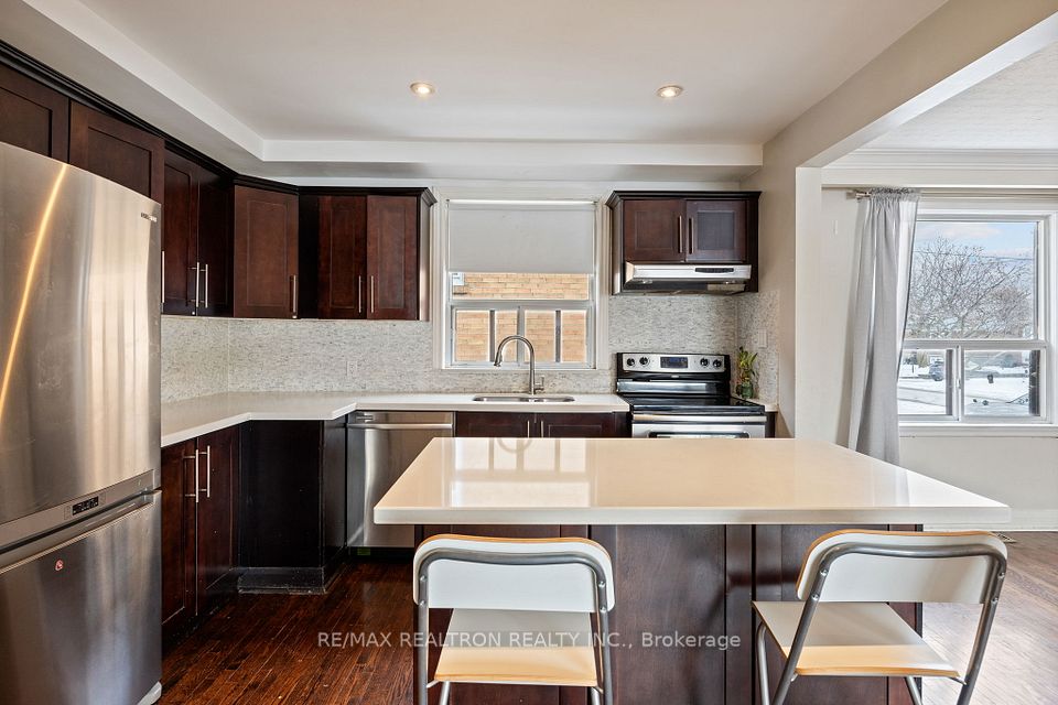 200 Acton Avenue Main, Toronto, ON M3H 4H5 9