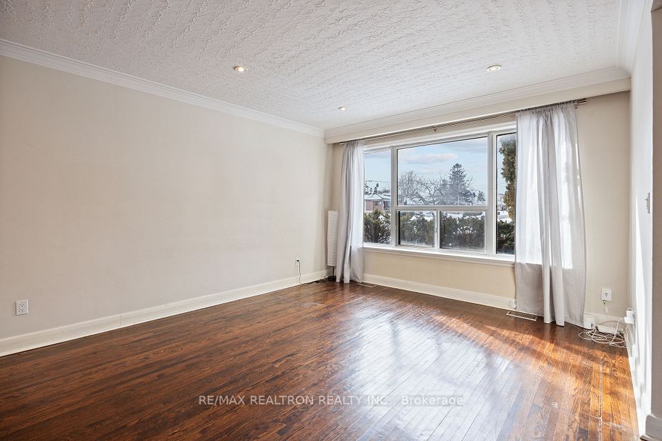 200 Acton Avenue Main, Toronto, ON M3H 4H5 3