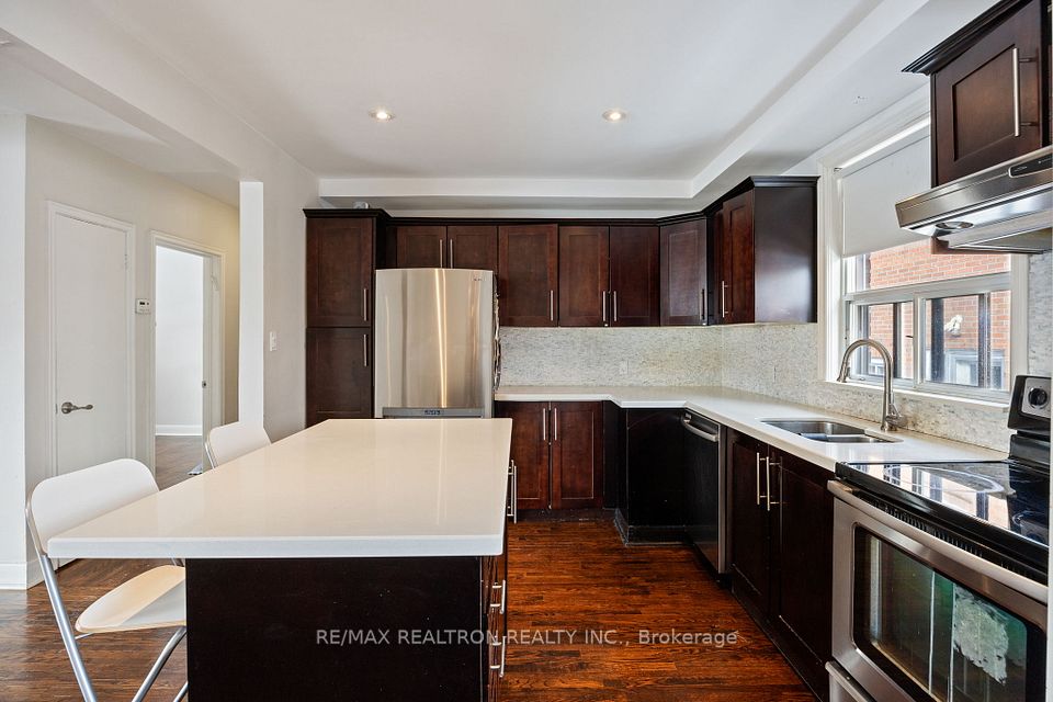 200 Acton Avenue Main, Toronto, ON M3H 4H5 7