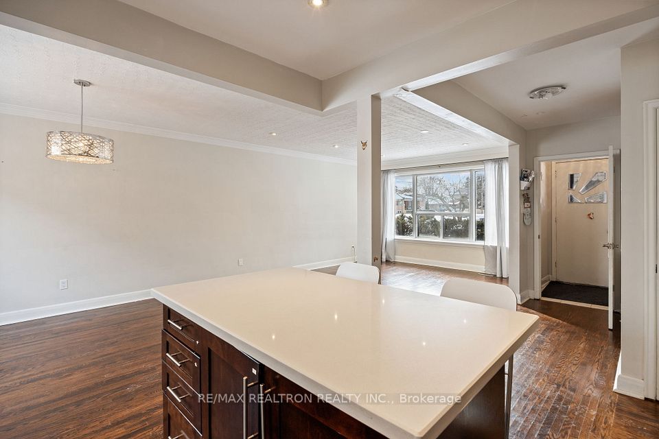 200 Acton Avenue Main, Toronto, ON M3H 4H5 10